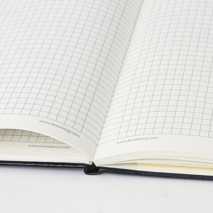 Блокнот А5 (148x218 мм), BRAUBERG "Metropolis Special", под кожу, 80 л., резинка, клетка, черный, 111577