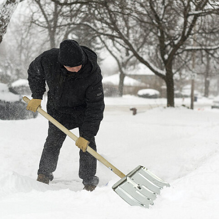 Лопата снеговая 49х30см, алюминиевая усиленная ребрами жесткости, ДЕРЕВЯННЫЙ черенок 120см, армирующая металлическая планка на клепках, ЛТСЕ