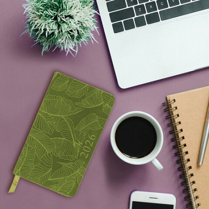 Еженедельник датированный 2026 МАЛЫЙ ФОРМАТ 95х155 мм, А6, BRAUBERG "Foliage", под кожу, зеленый, 117198