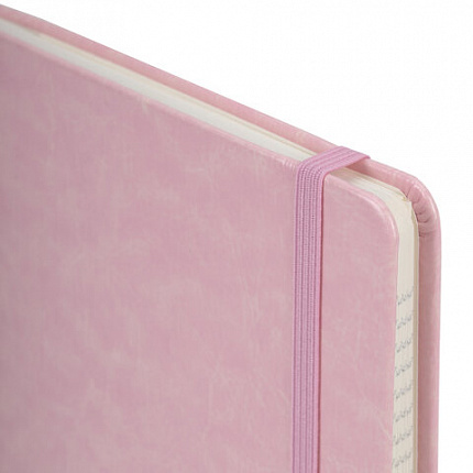 Блокнот А5 (148x218 мм), BRAUBERG "Metropolis Special", под кожу, 80 л., резинка, клетка, розовый, 111579