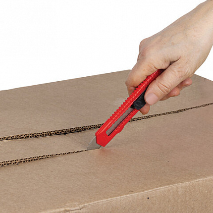 Нож канцелярский 18 мм STAFF EVERYDAY, фиксатор, красный матовый корпус, упаковка с подвесом, 238768