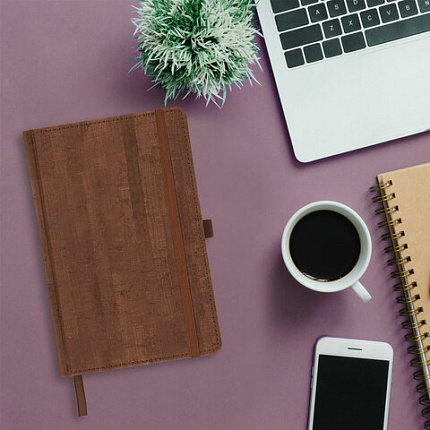 Ежедневник недатированный А5 (138x213 мм) BRAUBERG "Wood", кожзам, резинка, 136 л., коричневый, 111676