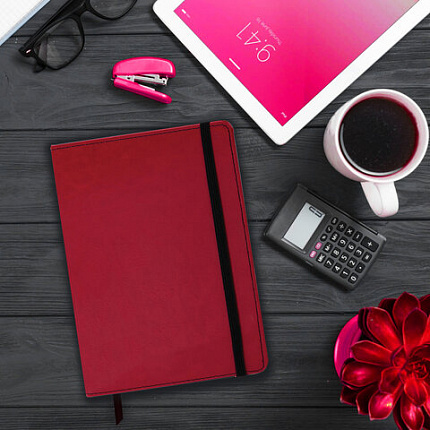 Блокнот А5 (148x218 мм), BRAUBERG "Office", под кожу, 80 л., резинка, клетка, красный, 111030