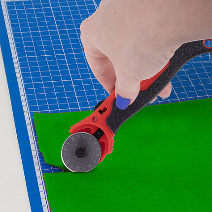 Нож раскройный роликовый 28 мм BRAUBERG, круглое лезвие, резиновые вставки, 238089