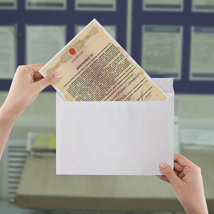 Конверты С4 (229х324 мм), отрывная лента, 100 г/м2, КОМПЛЕКТ 50 шт., BRAUBERG, 112184, С4НКс-50