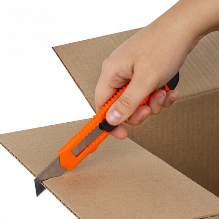 Нож канцелярский 18 мм STAFF "Basic" фиксатор, цвет корпуса ассорти, упаковка с европодвесом, 230485