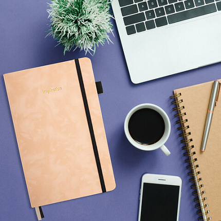 Блокнот А5 138x213 мм, BRAUBERG "Velvet", резинка, держатель, 80 л., клетка, розовый, 116242