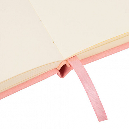 Скетчбук, слоновая кость 140 г/м2 120х120 мм, 80 л., КОЖЗАМ, резинка, BRAUBERG ART CLASSIC, пастель розовый, 116876