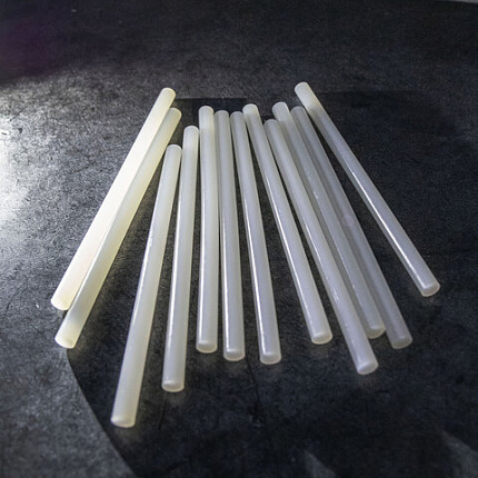 Клеевые стержни, диаметр 11 мм, длина 200 мм, белые, комплект 12 штук, BRAUBERG, европодвес, 670299