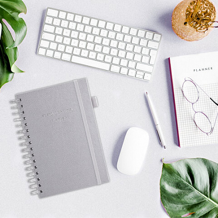 Бизнес-тетрадь на гребне А5 148х216 мм, BRAUBERG "Calipso" под кожу, резинка, клетка, 80 л., серая, 116253